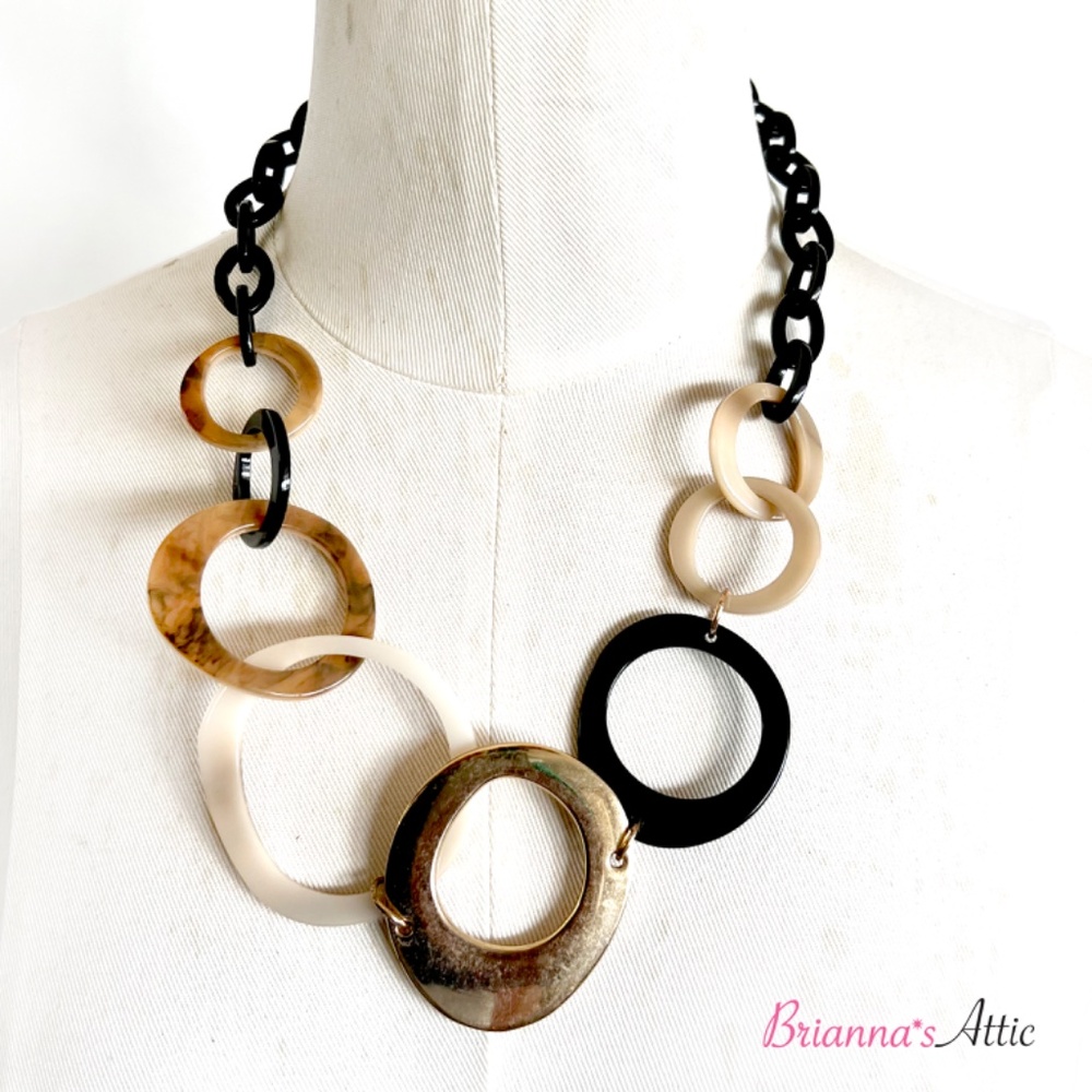 Multicolor, multi-texture, loop style chain-linked fashion necklace